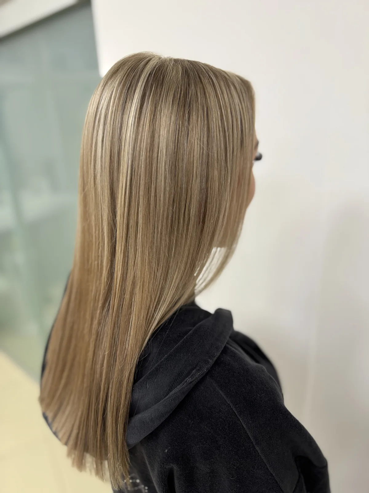 Dlhé blond vlasy s melírom z profilu